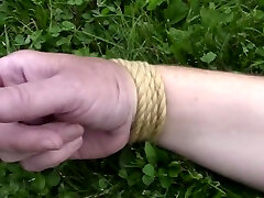 my amateur bondage, 2 agosto 2018: spread-eagle in the grass