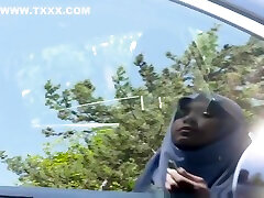ragazza adolescente che analizza in hijab