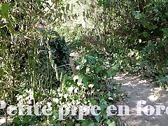 Un mec surprend une fille se xxx vitaminsizi dans une foret - Amateur