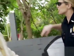 papà nero che si occupa della polizia