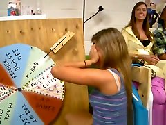 le ragazze del college vanno a fare un giro su una asian handjob teacher di divertimento