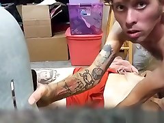 chubby tattooed girlfriend gode la sessantanove prima di farsi scopare
