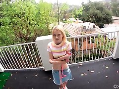 小小的金发女郎凯特绽放尝试要应付与巨大的迪克的她的新的同胞