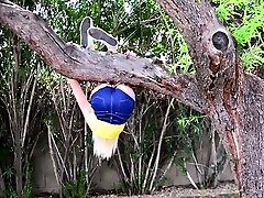 Seductive little el empalador negro Kiara Cole gets wet in the shower and