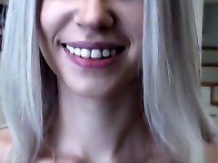 teen lindo con un buen conjunto de tetas grandes