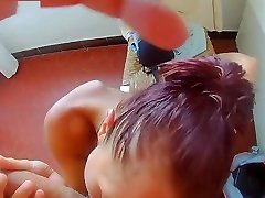 Elle me suce dans le couloir de lhotel, je lui rempli la chatte de sperme