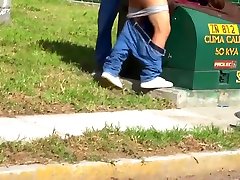 LA PERRA madre casi pillada HOT LES PIDE VERGA A DOS GORDOS Y LA FOLLAN EN LA CALLE PARTE 3