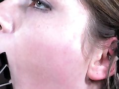 связанный раб хлестали и наказывали игрушками