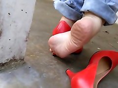 Brincando com Scarpin Vermelho de Salto Alto