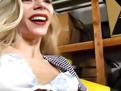 cinderellas skinny teen asshole riempito in garage