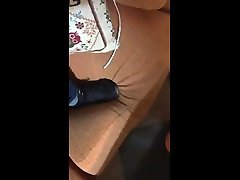 subido en sofã¡ con mis nike airmax