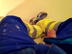 il lavoratore di blau piscia sul letto