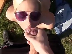 Sex im Garten mit junger Blondine