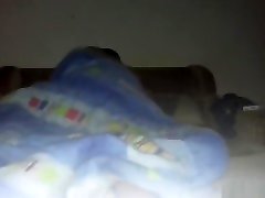 coppia amatoriale che si diverte sotto la coperta in un video fatto in casa