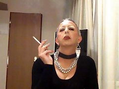 娘娘腔基佬吸烟