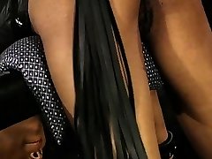 kinky ebenholz mädchen genießen ein bdsm sitzung