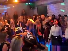 Teen Sluts Go una teen juguetona For Cock At CFNM Party
