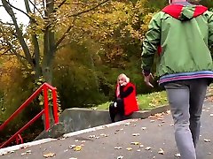 金发给她的救世主一些意想不到的性爱