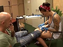 Bald big temen drills a delicious pussy