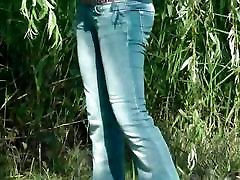 vestito slut sensualmente toccare il corpo bagnato nel lago