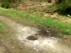 Arrogante Zicke blaest Schwanz im Wald! Ins Maul gespritzt!