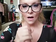 Mutter mit Brille blast beim Telefonieren