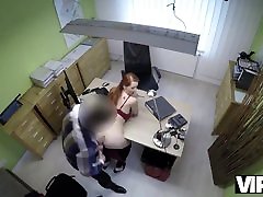 VIP4K. Isabella donne son vagin rasÃ© sex porno video xxx tube baiser bang nicole obtenir un gros prÃªt