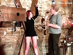 rosso slut prende sculacciato da lei maestro