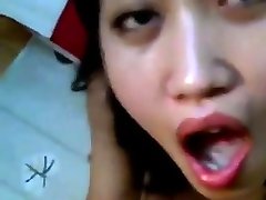 cewek indonesia nyenengin minum crot