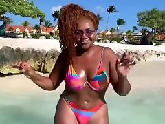 Gaby Amarantos cantando e danÃ§ando de biquini fio dental na praia