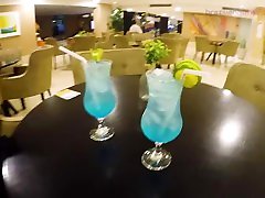 BRAZILIAN HOTWFE teensex vidio SEM CALCINHA E PLUGADA PARA O RESTAURANTE DO HOTEL
