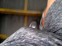 camminare con rigonfiamento su pantaloncini grigi netti nella stazione della metropolitana
