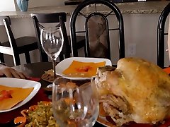 Thanksgiving she hats anal with a crazy family