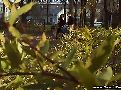 сексуальная брюнетка любит не только гулять в парке, но и кататься на члене