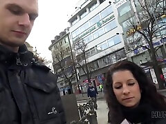 pesante petto capelli scuri babe ottiene il suo glabro vagina figa fatto lamore