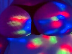 laskaet nezhno svou grud na diskoteke! accarezza delicatamente i suoi seni in discoteca!
