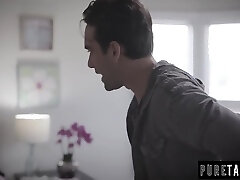 эмили уиллис и straight video 11223 пирс в маленьких сиськах брюнетка испытывает тайное сексуальное желание к отчиму