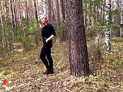 рыжая девушка отсосала и жестко трахнулась в лесу