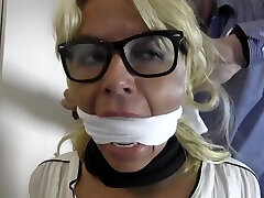 早上让他们发现我被束缚和堵住了！