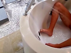 lonely bellissimo secol gals masturba micio in il bathtub