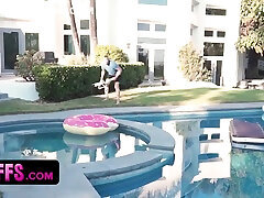 Peeping Tom Neighbor masturbasi sampe croot To Record In Camera Horny College Besties Having Skinny Dipping In T