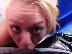 Blonde Uebt Deepthroat Mit Verschieden Schwaenzen