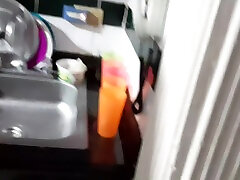 il servo mi fa un pompino in cucina pov