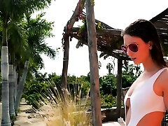 grande culo milf in posa in tuta bianca