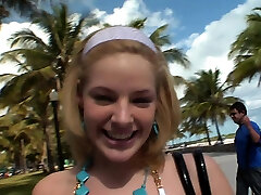 dünne studentin teen holt sich im urlaub am strand ab