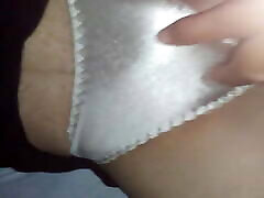 Tocandola con su calzonsito de satin
