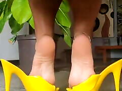 Pies femeninos con tacones altos