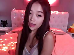 kleines asiatisches mädchen macht heißen tanz, webcam-show