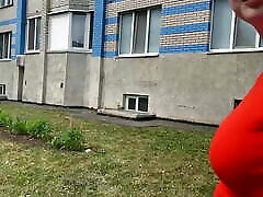Russian ro vlo gives a blowjob in the entrance
