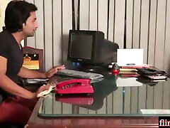 Interview dene Aayi hot girl ko boss ne pura choom liya